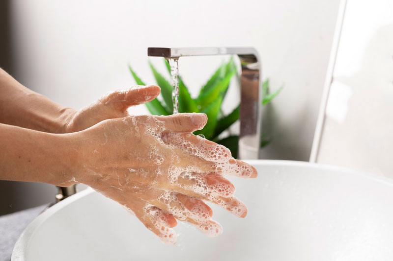 Nên rửa tay thường xuyên và dùng dung dịch sát khuẩn