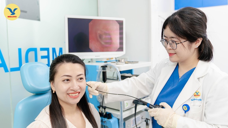 Bạn nên đi khám nếu có biểu hiện ù tai