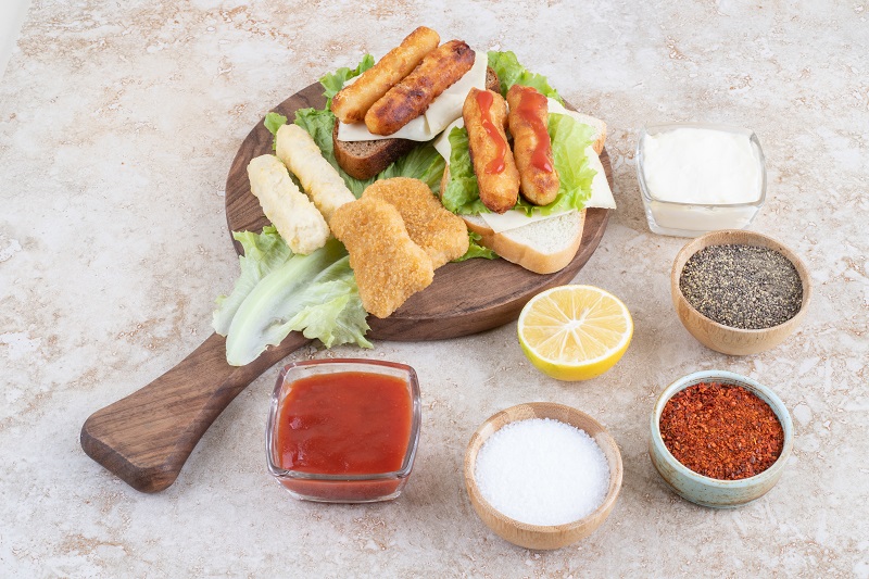 Thực phẩm giàu chất béo, gia vị cay nóng và tinh bột tinh chế không tốt cho bệnh nhân trào ngược dạ dày