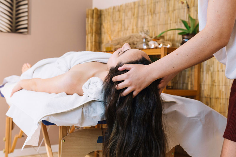 Massage da đầu giúp kích thích lưu thông mạch máu dưới da đầu