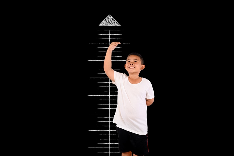 Trẻ phát triển về chiều cao nhanh chóng là biểu hiện bắt đầu quá trình dậy thì