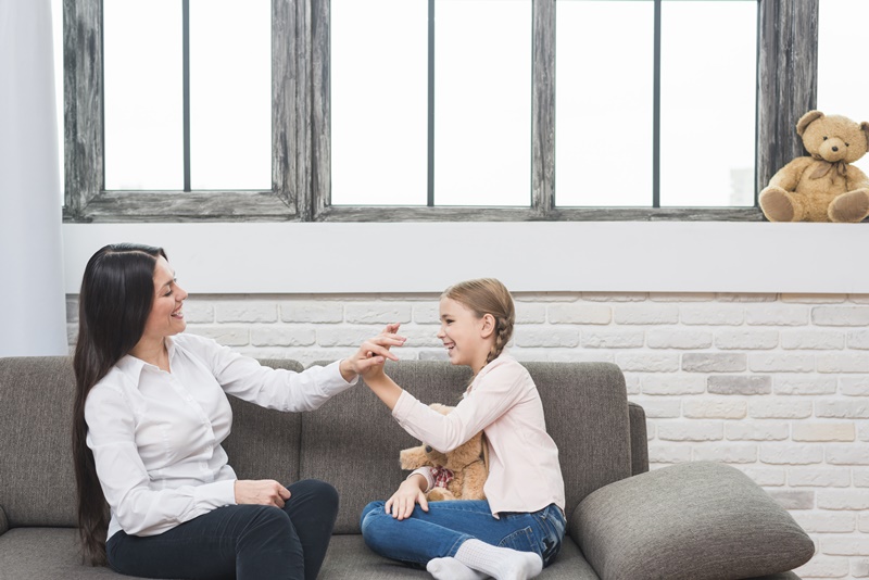 Mẹ nên gần gũi, chia sẻ với con để cùng con vượt qua trở ngại của việc dậy thì sớm
