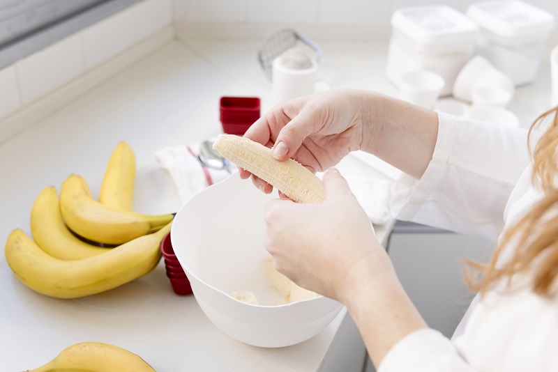 Cha mẹ có thể nghiền trái cây trộn cùng váng sữa cho trẻ ăn