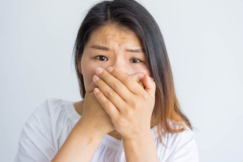 Khi dị vật còn mắc trong mũi, bạn có thể bị chảy nước mũi liên tục kèm cảm giác đau rát