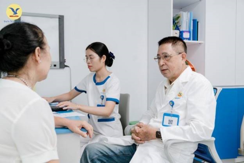 Người dân được bác sĩ tư vấn các thông tin một cách kỹ càng trước khi thực hiện xét nghiệm 