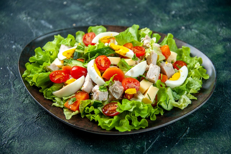 Mẹ bầu có thể ăn salad rau củ thay vì chọn cà muối