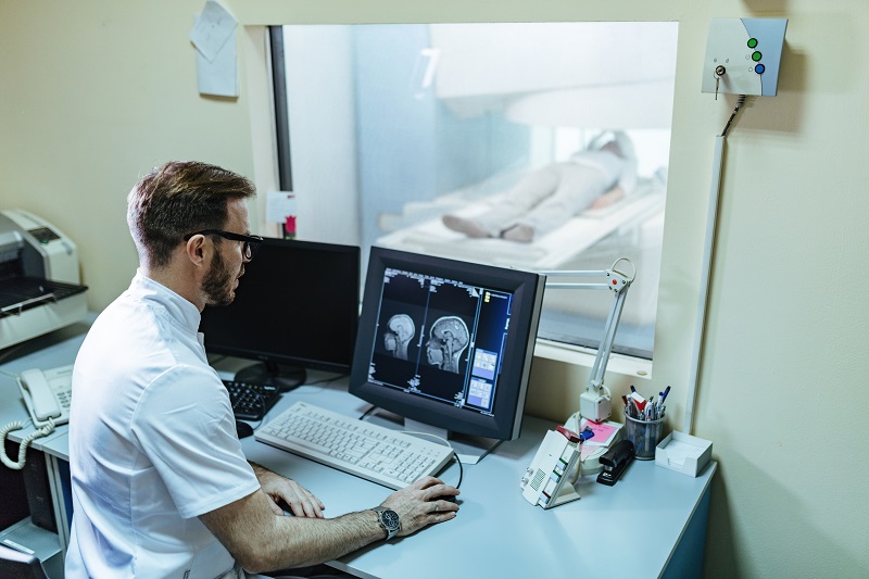 Chụp CT Scan sọ não không cản quang là phương pháp nhanh nhất và phổ biến nhất để phát hiện máu trong não thất.