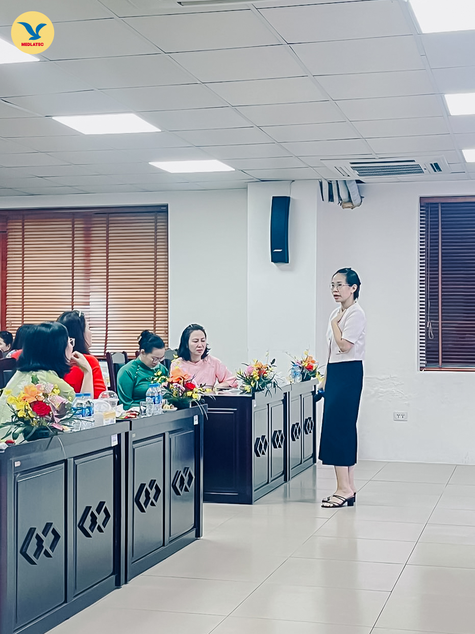 ThS.BS Nguyễn Thị Hiền - Trưởng Chuyên khoa Sản, Hệ thống Y tế MEDLATEC trình bày báo cáo tại Hội thảo 