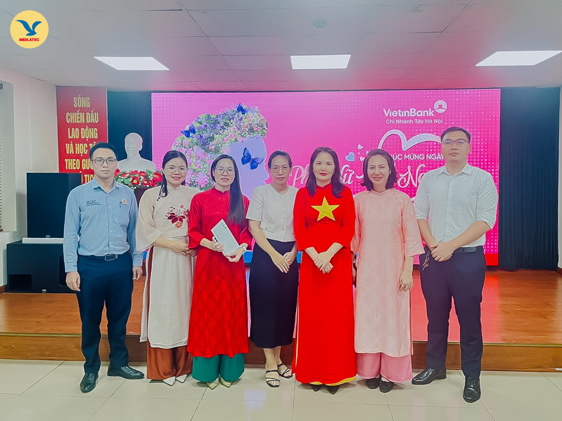 Ban Lãnh đạo Vietinbank chi nhánh Tây Hà Nội và các bác sĩ, cán bộ của MEDLATEC chụp ảnh lưu niệm 