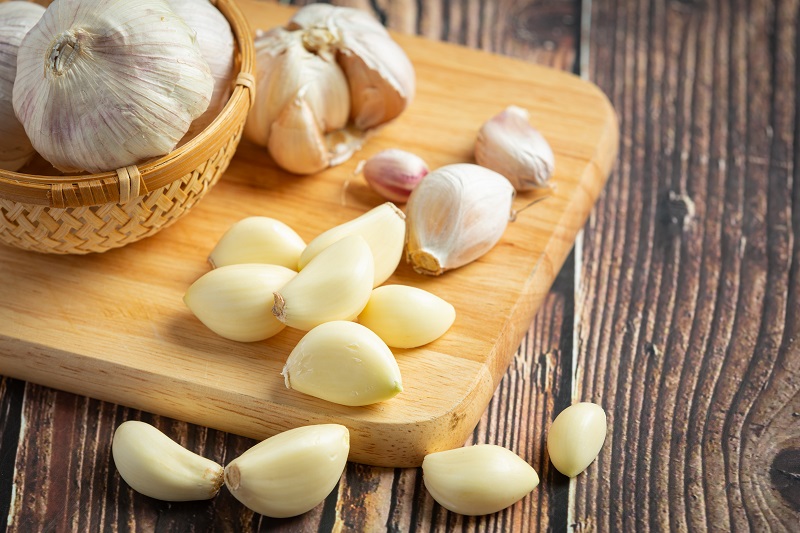 Tỏi tươi được sử dụng trong cách trị u mềm lây tại nhà