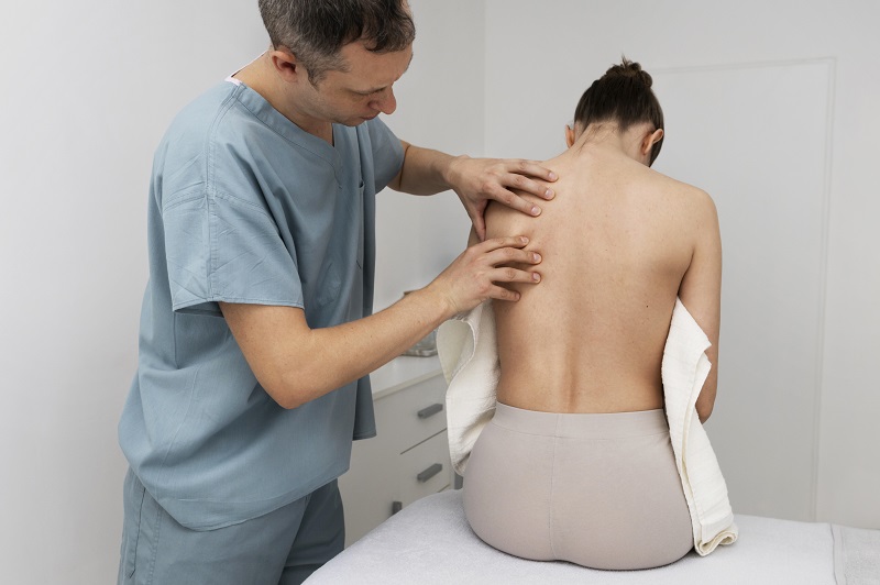 Người bệnh được bác sĩ thăm khám khi có cục u nổi sau lưng