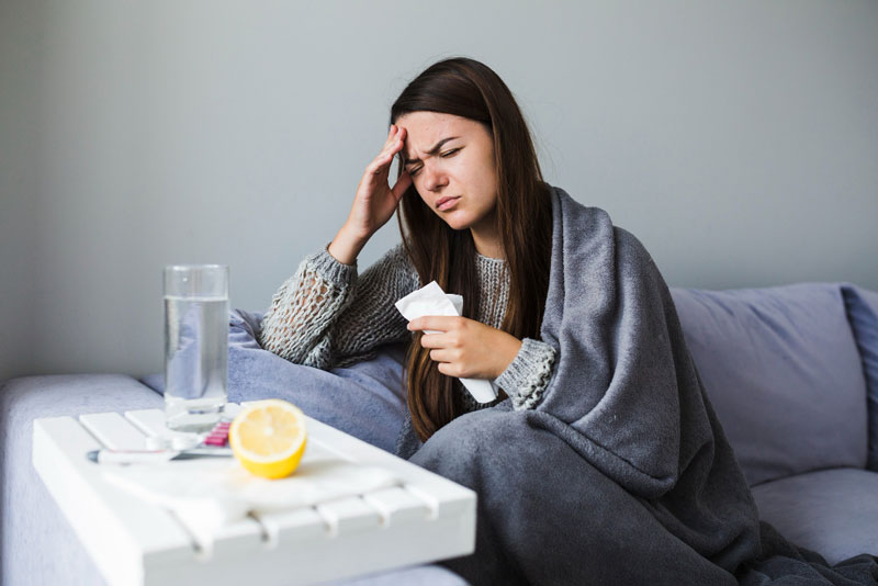 Khi phân biệt sốt siêu vi và sốt xuất huyết, chúng ta cần dựa vào triệu chứng