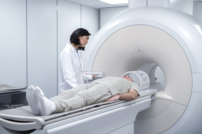 Chụp cắt lớp vi tính (CT scan) là tiêu chuẩn vàng để phát hiện và phân loại tổn thương nội sọ.