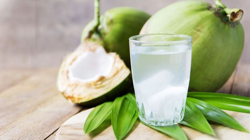 Không uống nước dừa khi bụng đói hoặc sau bữa ăn no