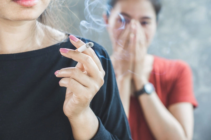 Hút thuốc hoặc hít phải khói thuốc là một trong những điều kiêng kỵ khi cho con bú