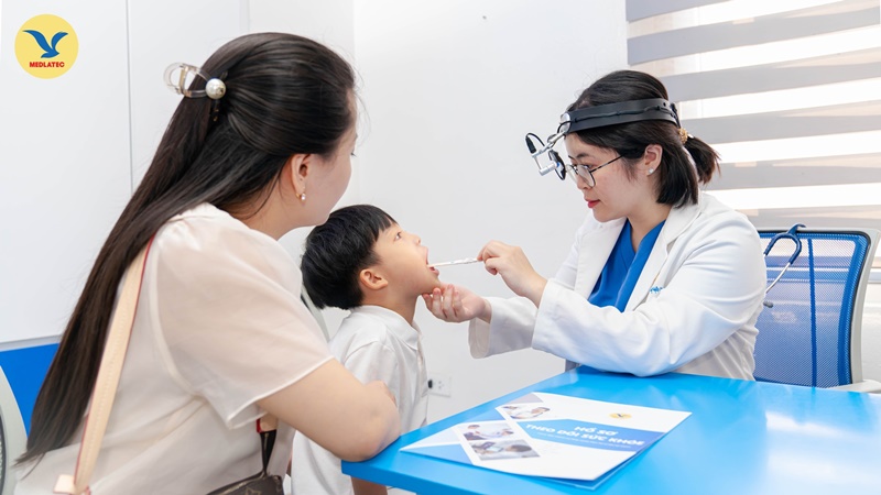 Cha mẹ nên đưa trẻ đi khám nếu con có biểu hiện bất thường