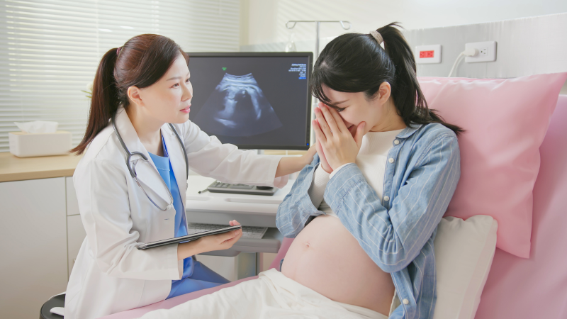 Mẹ bầu cần đi khám nếu tình trạng đau lưng kèm theo các dấu hiệu bất thường 