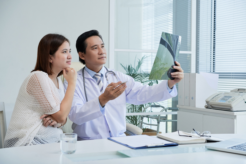 Bạn cần đến thăm khám bác sĩ nếu đau tăng dần hoặc sưng nhiều hơn sau vài ngày bó bột