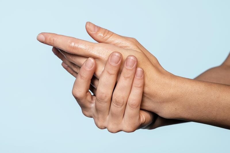 Cứng khớp ngón tay do giảm tuần hoàn máu 