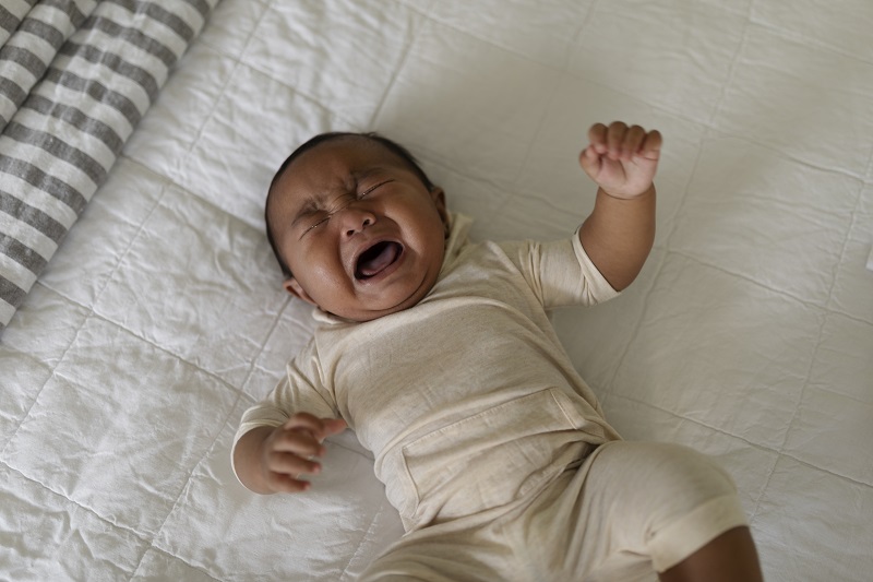 Trẻ khóc, mất ngủ do đau bụng buổi đêm