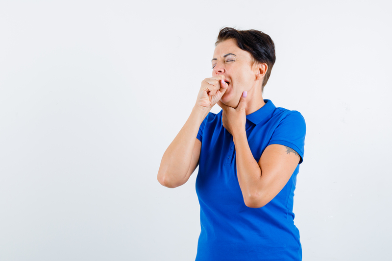 Ho dữ dội hoặc cử động quá mạnh cũng có thể khiến xương sườn bị gãy