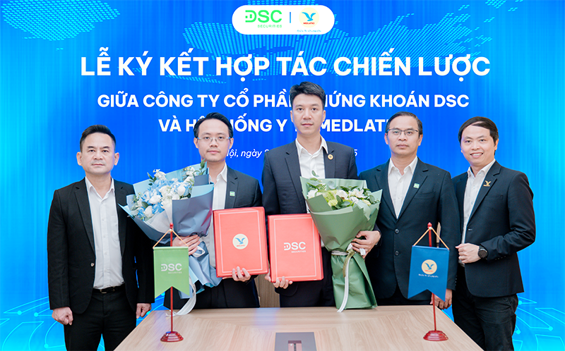 Lãnh đạo của hai đơn vị trong Lễ ký kết hợp tác chiến lược
