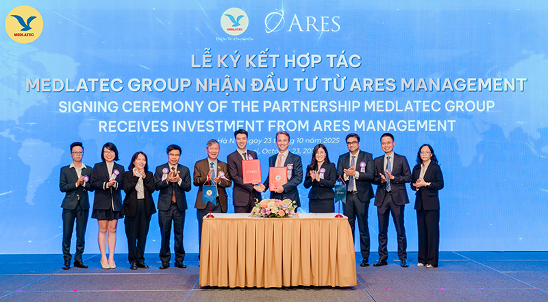 TS. Nguyễn Trí Anh - Tổng Giám đốc MEDLATEC GROUP, ông Jason Rosenblatt - Giám đốc điều hành cấp cao và Trưởng Bộ phận vốn cổ phần tư nhân Đông Nam Á - Quỹ Đầu tư ARES cùng đại diện hai đơn vị thực hiện nghi thức của Lễ ký kết hợp tác