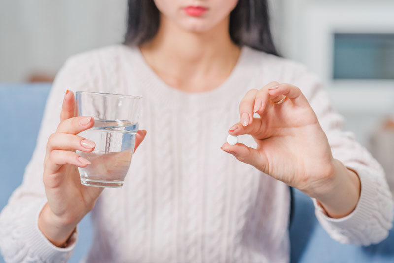 Để hạn chế tác dụng phụ, bạn nên uống thuốc tẩy giun vào buổi sáng 