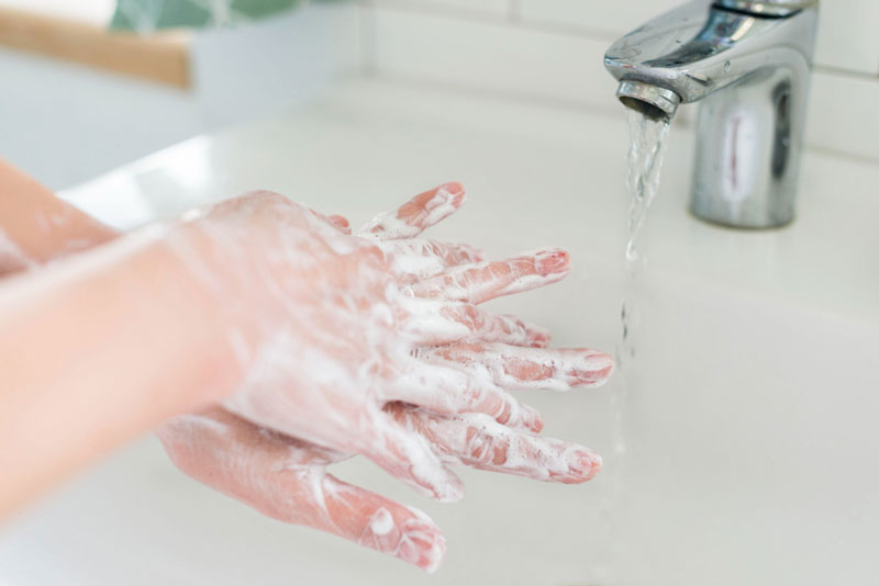 Rửa tay bằng xà phòng diệt khuẩn là cách đơn giản để ngăn chặn ấu trùng trứng giun xâm nhập cơ thể