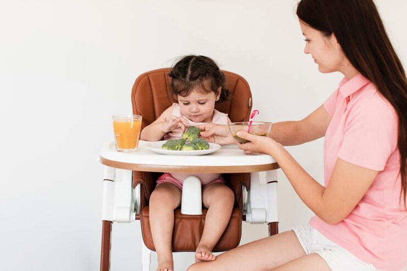 Cha mẹ cần lưu ý tới chế độ ăn uống của trẻ khi xuất hiện tình trạng sốt và đau bụng quanh rốn