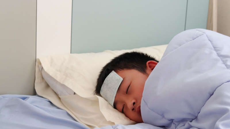 Cha mẹ không nên bật quạt khi trẻ có hiện tượng rét run