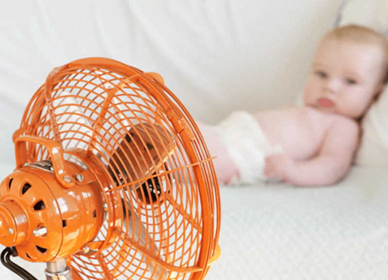Phụ huynh nên tránh để quạt thổi thẳng vào người của trẻ