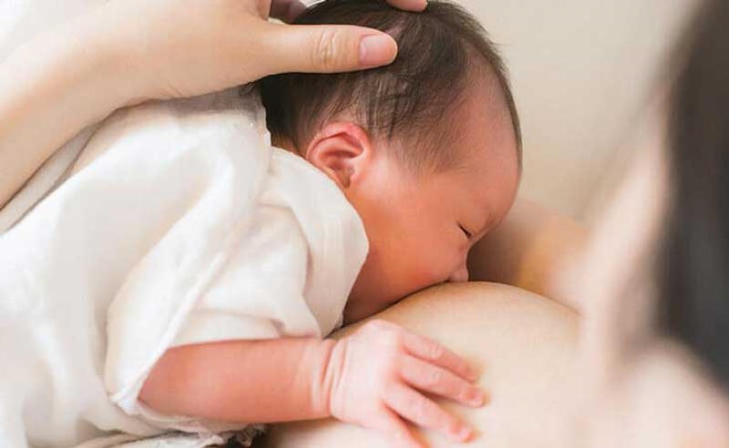 Bé ngậm bắt vú sai cách là một trong những nguyên nhân khiến mẹ bị đau đầu ti khi cho con bú