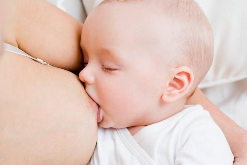 Mẹ cần hỗ trợ bé trong việc ngậm ti đúng 