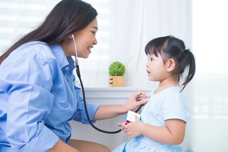 Nên tham vấn bác sĩ, chuyên gia trước khi áp dụng các mẹo chữa quai bị ở trẻ em