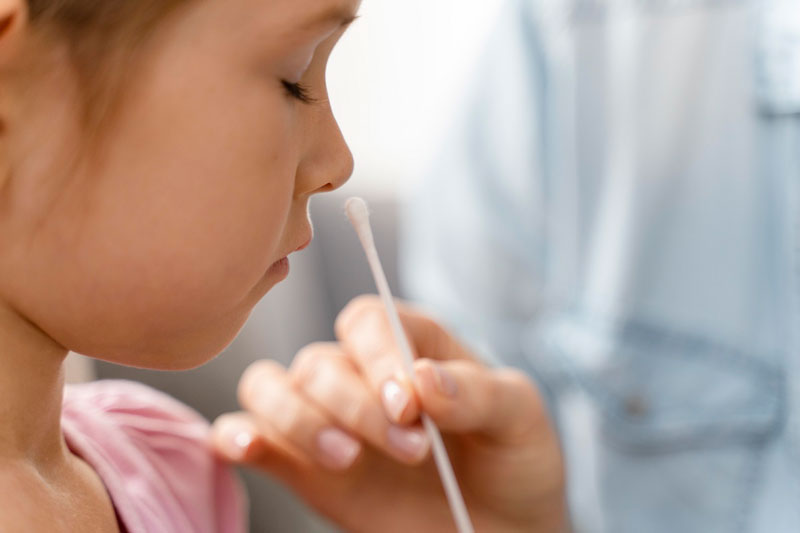 Vệ sinh mũi họng là cách chăm sóc trẻ bị viêm phổi tại nhà đơn giản, hiệu quả