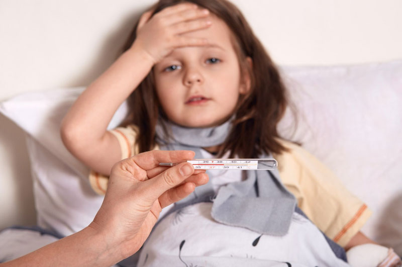 Chườm ấm giúp bé hạ thân nhiệt