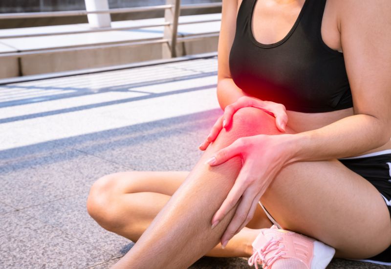 Phẫu thuật thay khớp gối thường được chỉ định khi khớp gối bị thoái hóa giai đoạn 4, gây đau đớn, hạn chế vận động