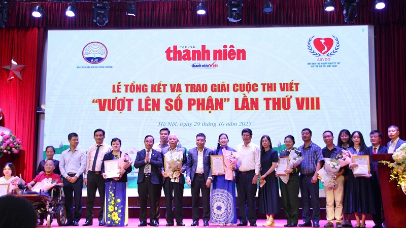 Đại diện các đồng chí lãnh đạo, Ban tổ chức và các doanh nghiệp chụp ảnh lưu niệm cùng các tác giả, nhóm tác giả