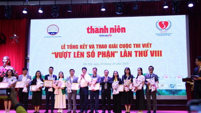 Nhà báo Nguyễn Toàn Thắng – Tổng biên tập Tạp chí Thanh niên, Trưởng ban tổ chức Cuộc thi và ông Đỗ Mạnh Hùng - nguyên Phó nhiệm Văn phòng Quốc hội, Phó Chủ tịch Hội Bảo trợ người khuyết tật và trẻ mồ côi Việt Nam trao Giấy chứng nhận đơn vị đồng hành