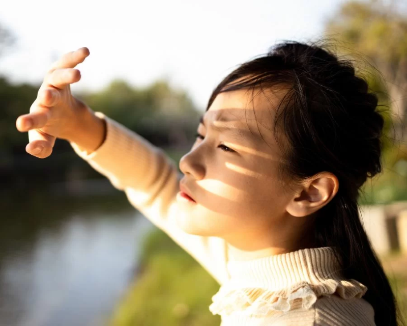 Tác động của tia UV cũng là một trong những nguyên nhân khiến trẻ bị nổi đốm nâu trên da