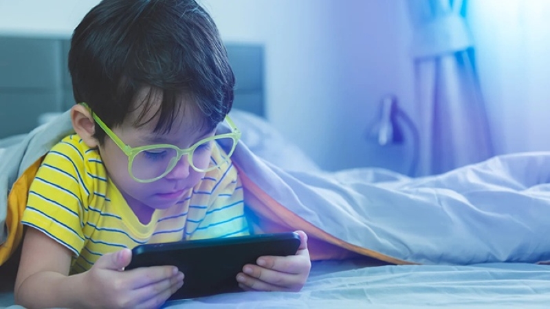 Ánh sáng xanh từ màn hình điện thoại ảnh hưởng nghiêm trọng đến thị lực của trẻ