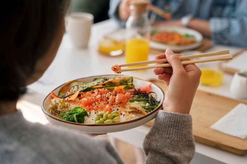 Vitamin E tan trong chất béo nên có thể uống trong bữa ăn