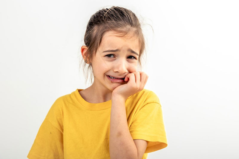 Đau răng là một trong số những dấu hiệu cho thấy trẻ bị mòn răng sữa