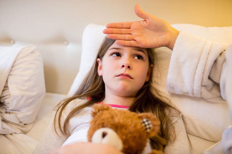 Khi hệ miễn dịch suy yếu, cơ thể của trẻ dễ bị tác nhân gây bệnh tấn công gây viêm phổi