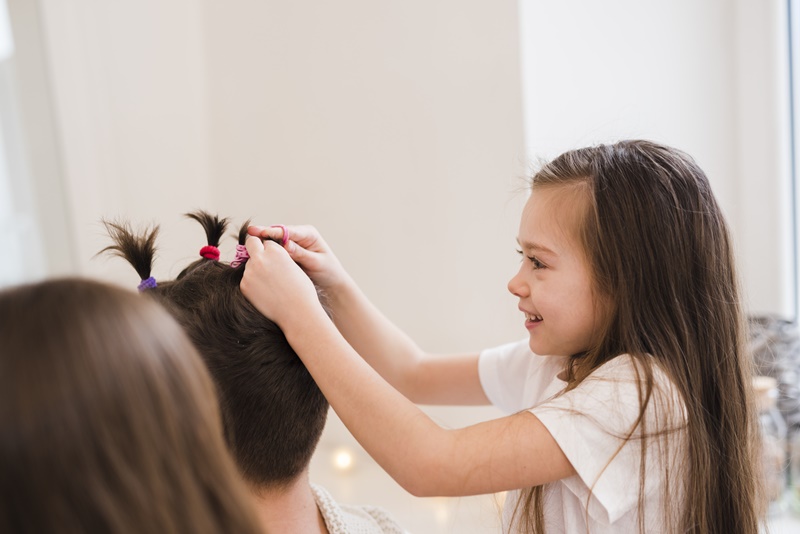 Trẻ nhỏ là đối tượng dễ có chấy trên đầu