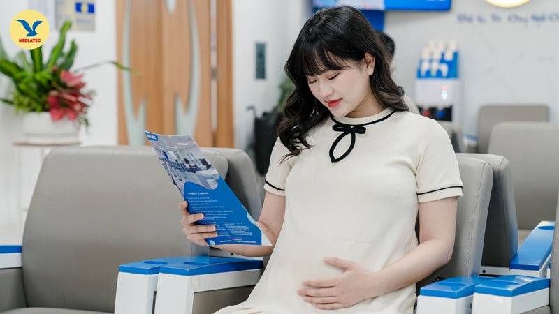 Mẹ bầu không nên dùng các bài thuốc từ lá kinh giới mà nên đi khám sớm nếu có biểu hiện nổi mề đay