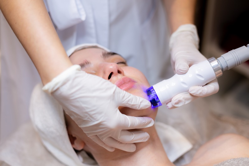 Bác sĩ sẽ chỉ định các phương pháp điều trị da phù hợp với từng người bệnh