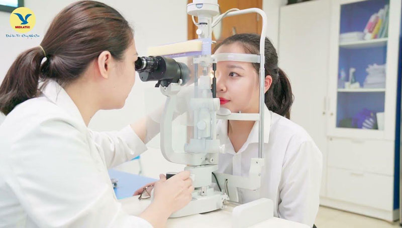 Nếu cảm thấy mắt bị đau, sưng đỏ, bạn tốt nhất nên đi khám mắt