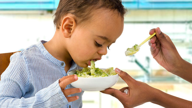 Ăn quá no trước khi đi ngủ có thể khiến trẻ 2 tuổi bị nôn về đêm